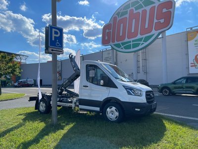 Ford Transit 4x4 s hákovým nosičem u nápisu Globus Liberec, boční pohled