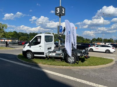 Ford Transit 4x4 s hákovým nosičem vystavený u Globusu Liberec, levý boční pohled